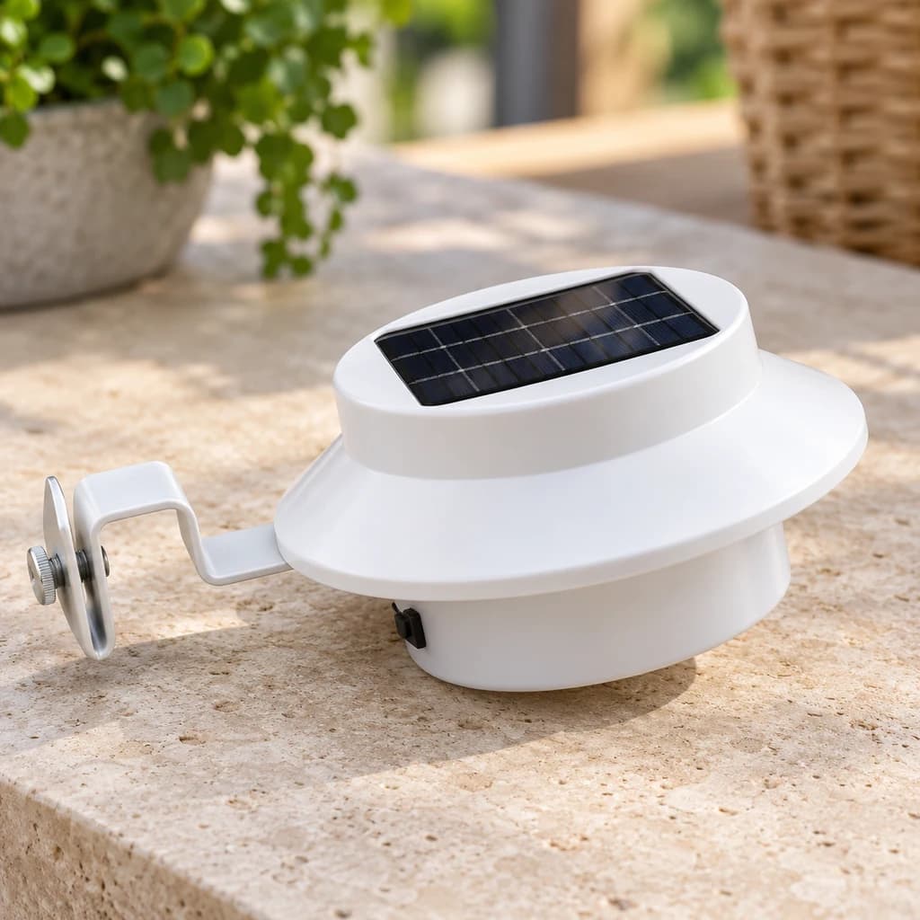 Détail du boîtier blanc, de l’interrupteur et du support de la lampe solaire